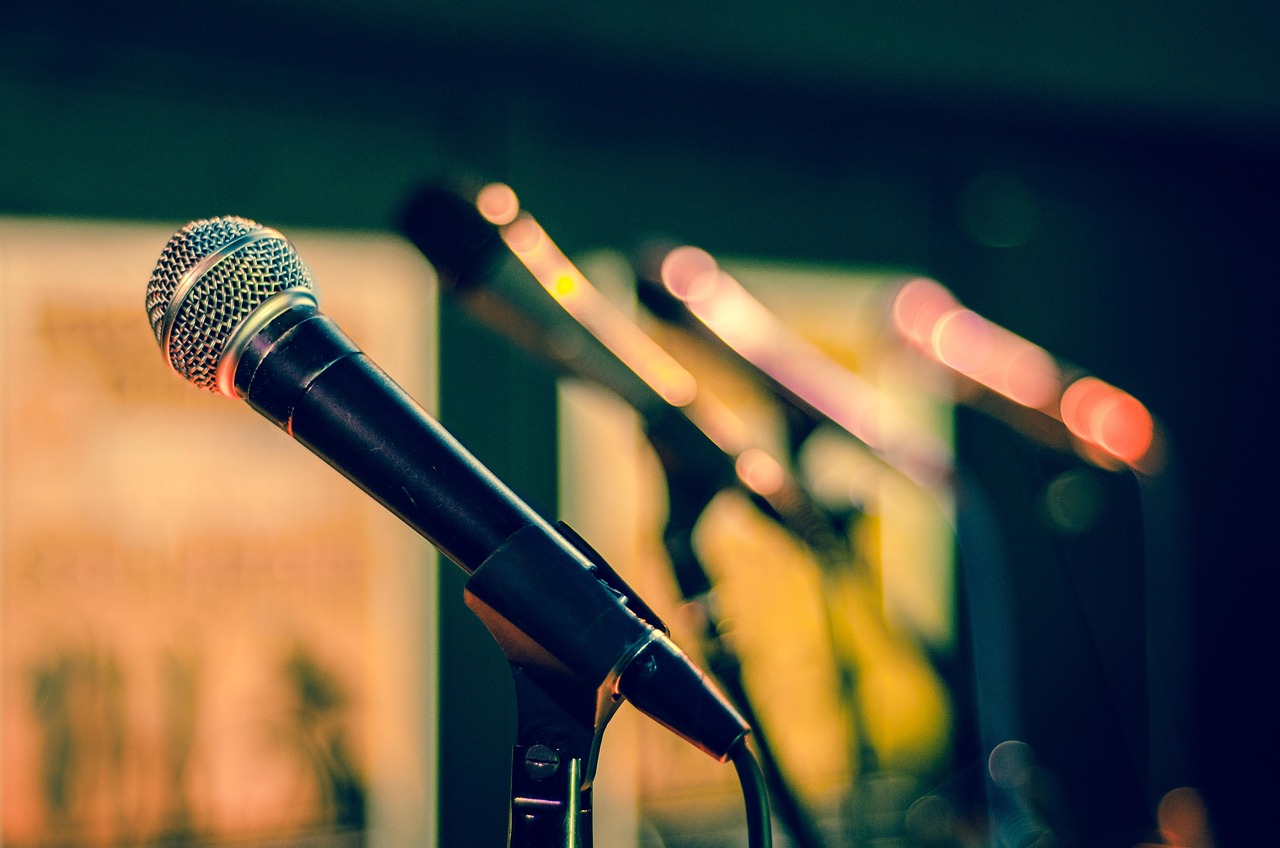 Mic, microphone, sound check — Enjoy the Glamour and Thrill of Online Baccarat Without Leaving Your Home
