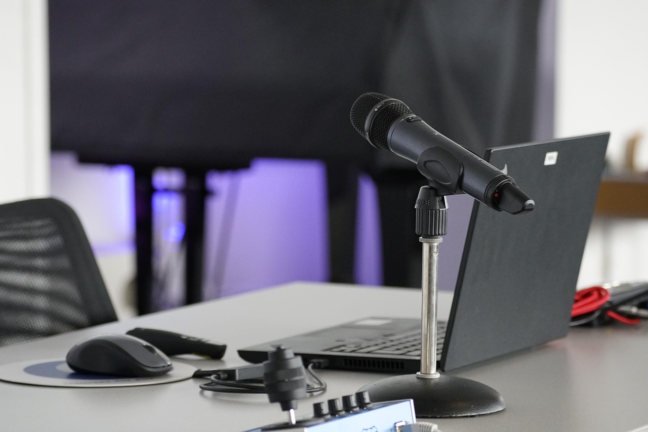 Laptop, conference table, mouse — Top online design tools for marketers